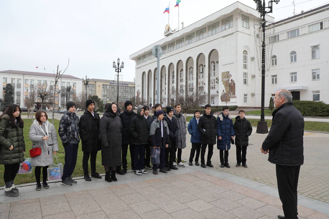 Экскурсию по Дому Правительства провели для школьников Махачкалы