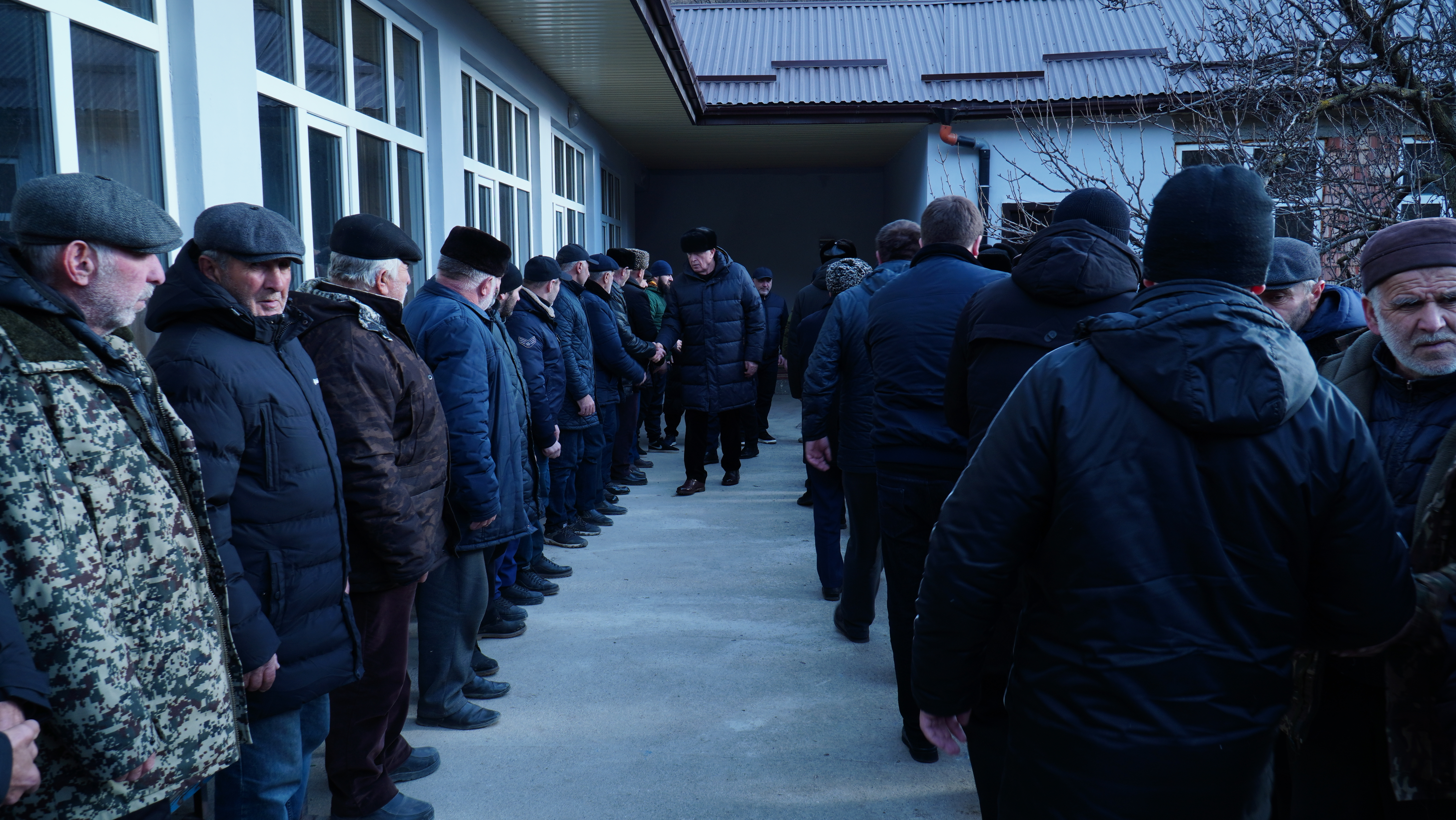 Абдулмуслим Абдулмуслимов выразил соболезнования семьям погибших при доставке гуманитарного груза дагестанцев