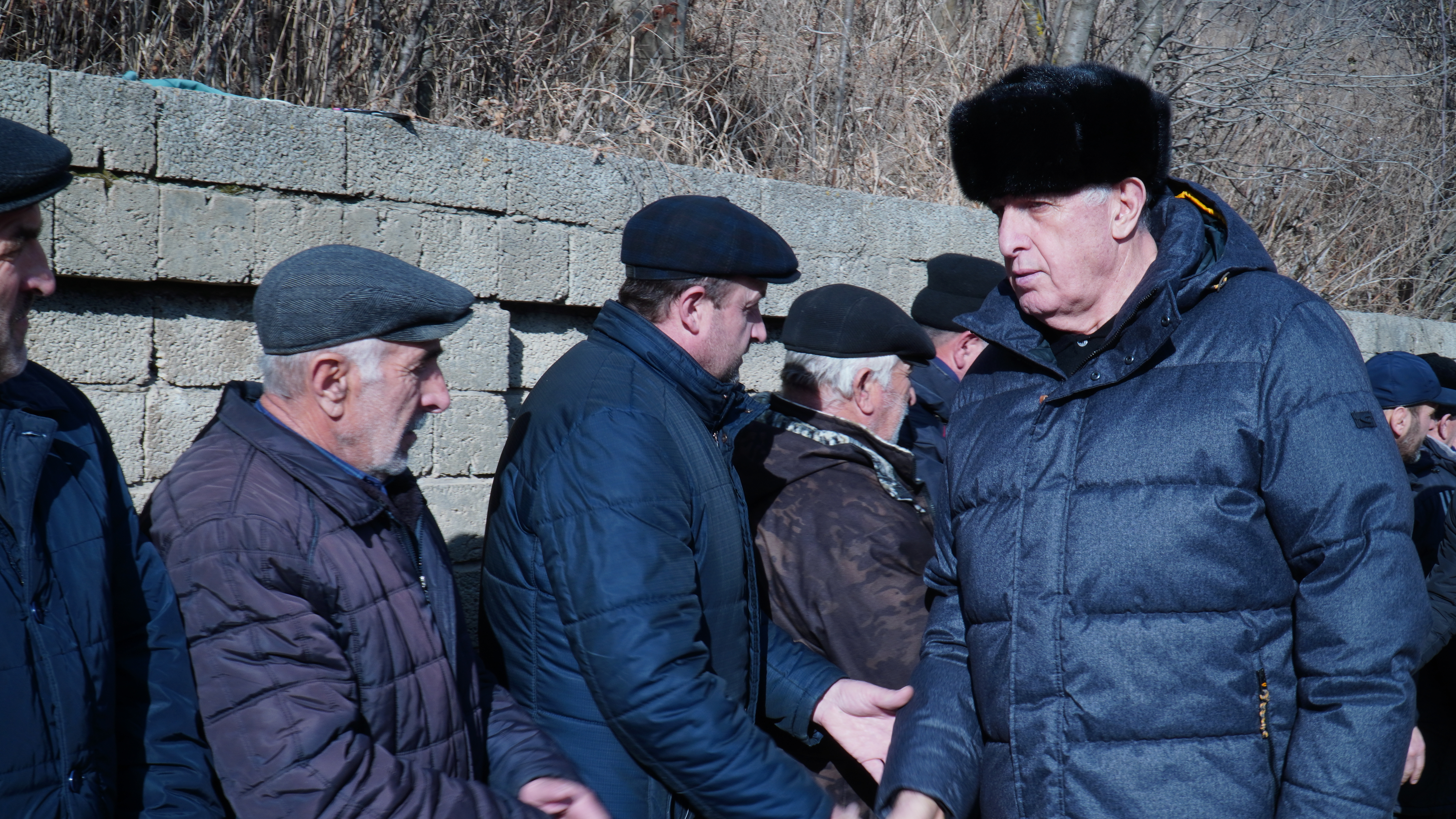 Абдулмуслим Абдулмуслимов выразил соболезнования семьям погибших при доставке гуманитарного груза дагестанцев