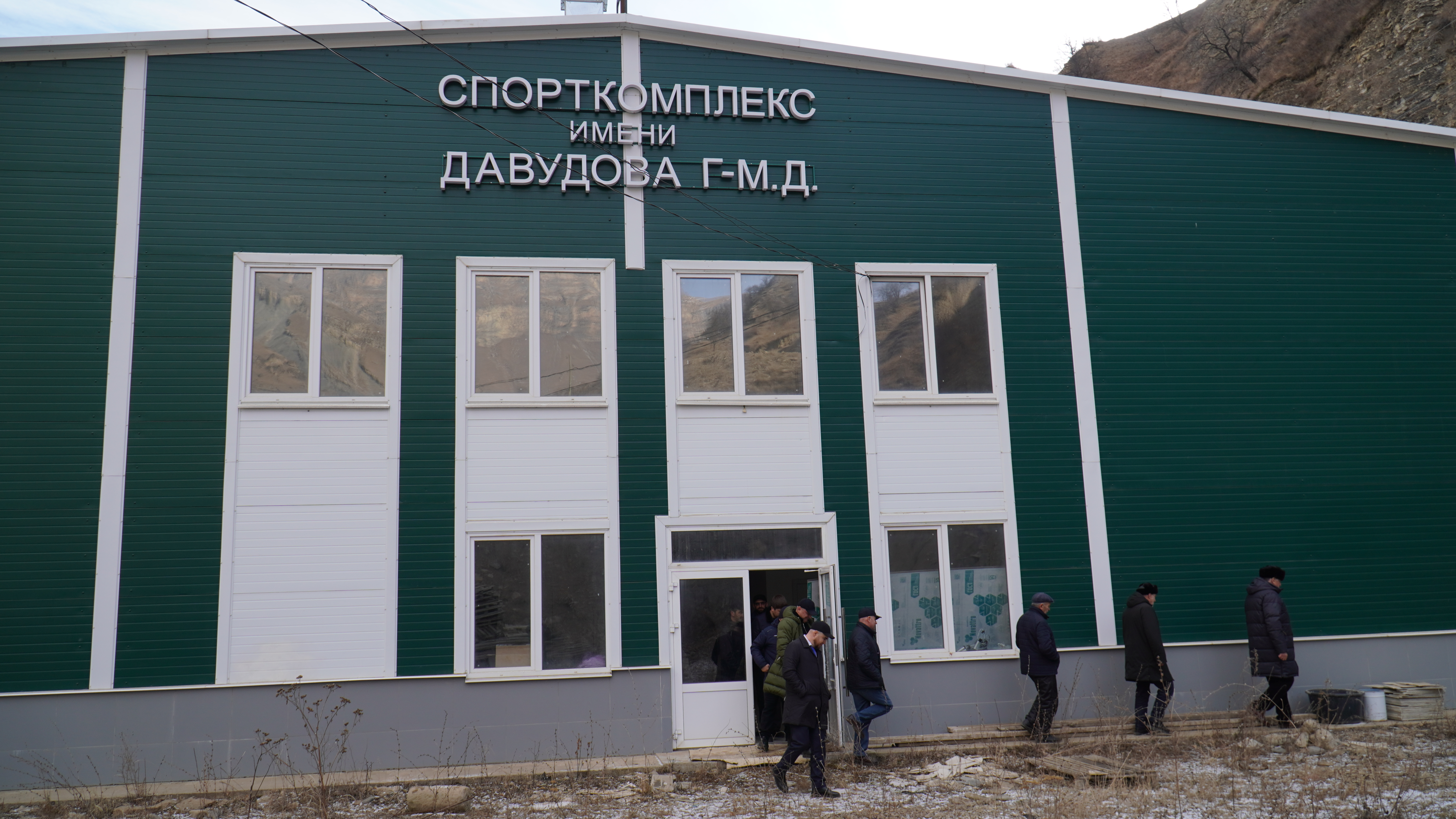 Абдулмуслим Абдулмуслимов осмотрел недостроенный спорткомплекс в Шамильском районе республики