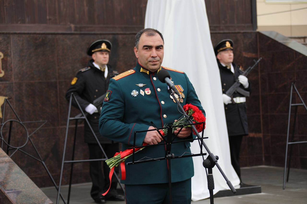Абдулмуслим Абдулмуслимов поздравил Героя России Энвера Набиева с днём рождения