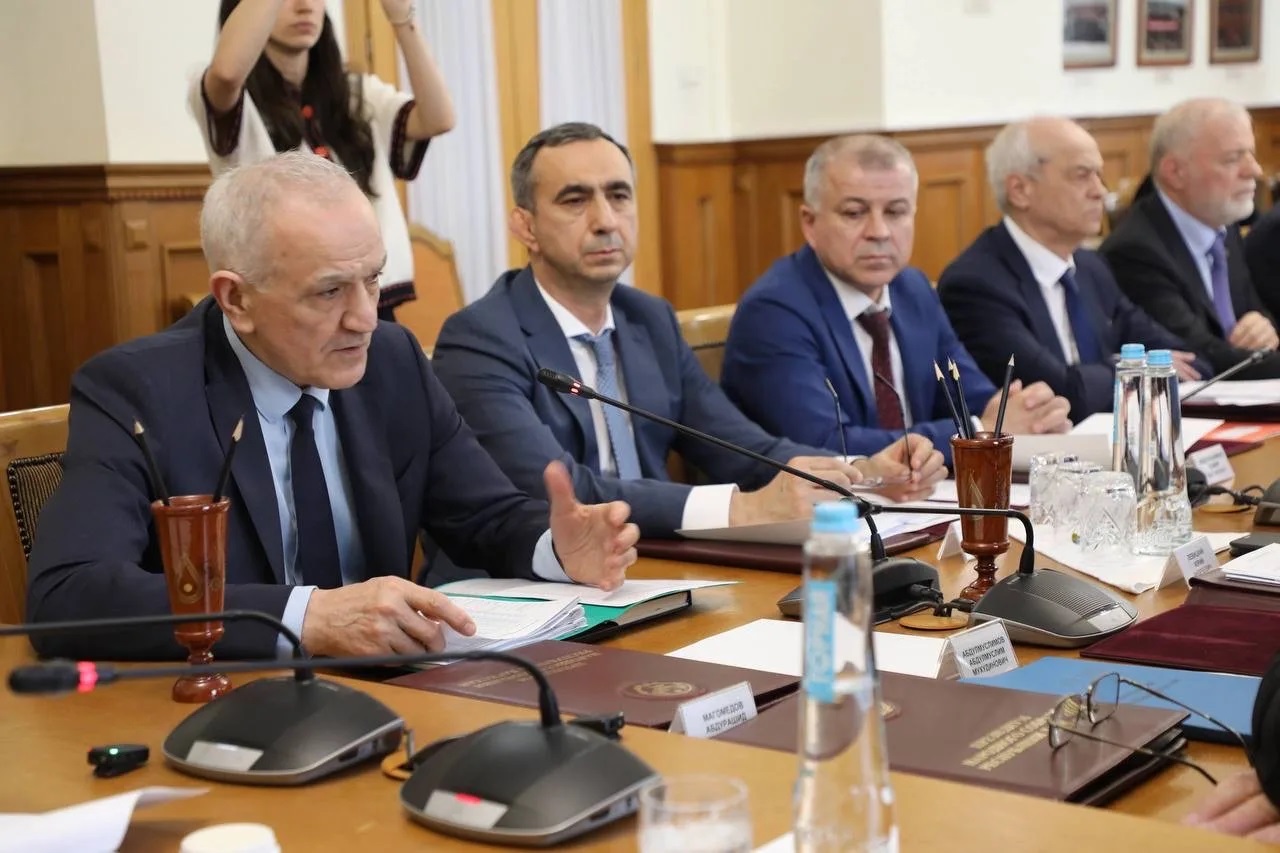 Абдулмуслим Абдулмуслимов встретился с депутатами парламента Дагестана перед отчетом о работе Правительства за 2025 год