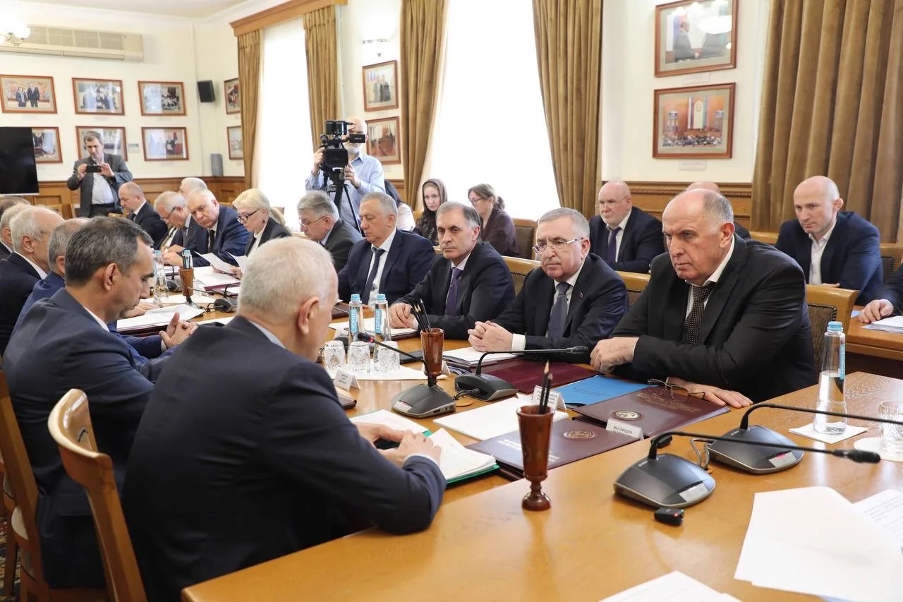 Абдулмуслим Абдулмуслимов встретился с депутатами парламента Дагестана перед отчетом о работе Правительства за 2025 год