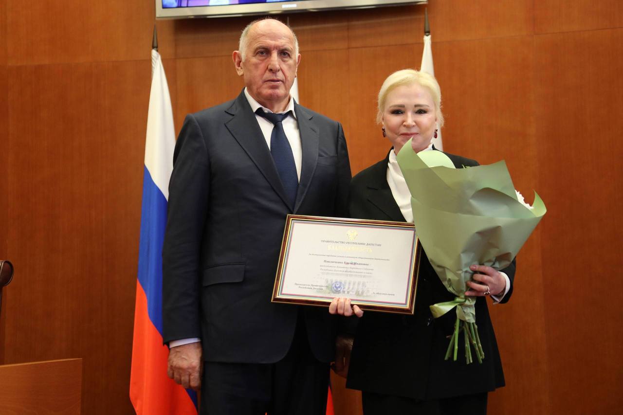 Абдулмуслим Абдулмуслимов вручил награды депутатам парламента Дагестана за эффективное сотрудничество с Правительством