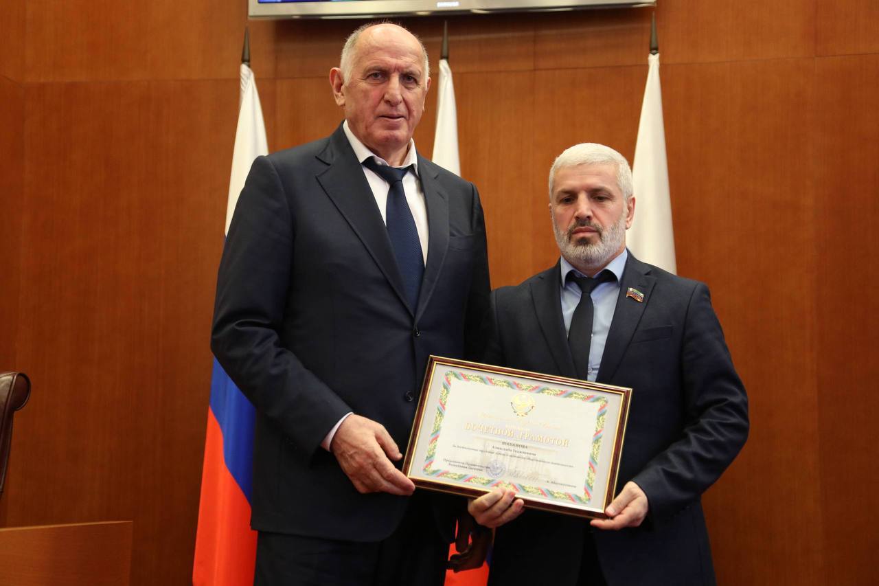 Абдулмуслим Абдулмуслимов вручил награды депутатам парламента Дагестана за эффективное сотрудничество с Правительством