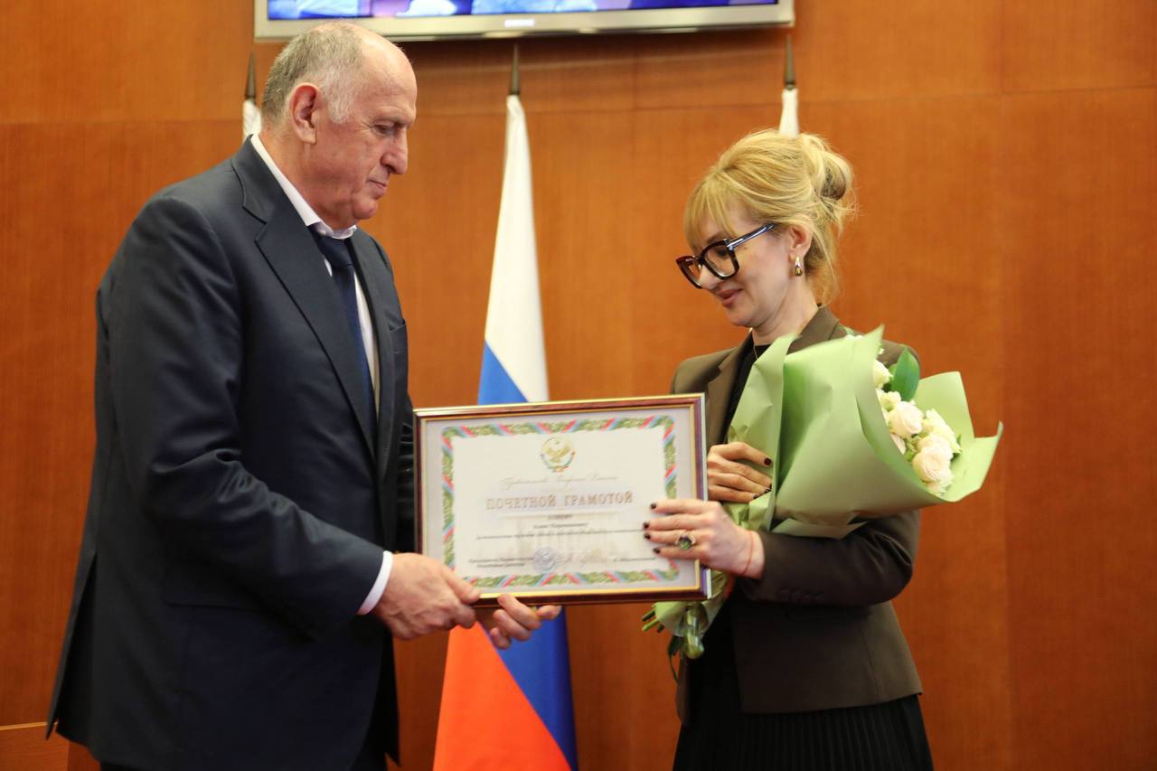 Абдулмуслим Абдулмуслимов вручил награды депутатам парламента Дагестана за эффективное сотрудничество с Правительством