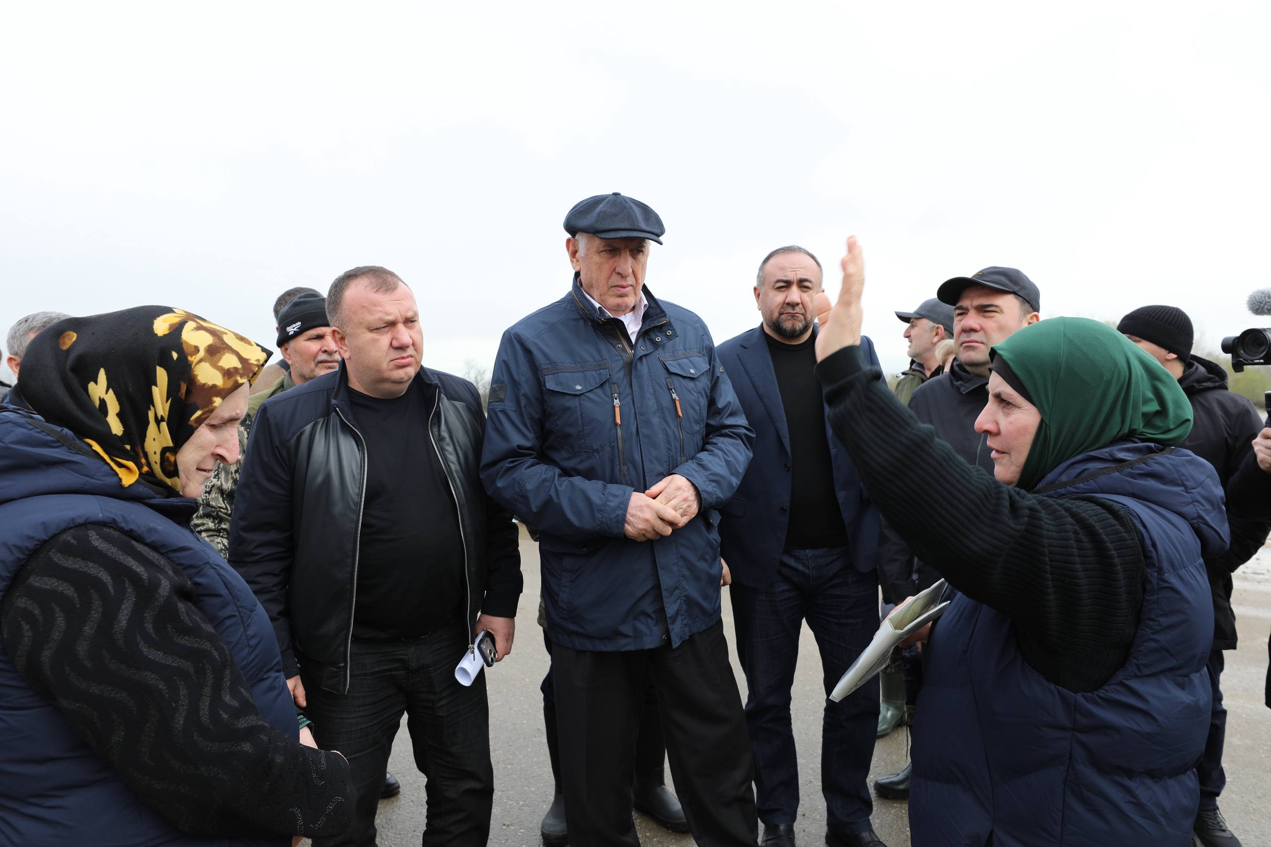 Абдулмуслим Абдулмуслимов осмотрел пострадавшие от паводка территории населенных пунктов в Хасавюртовском районе