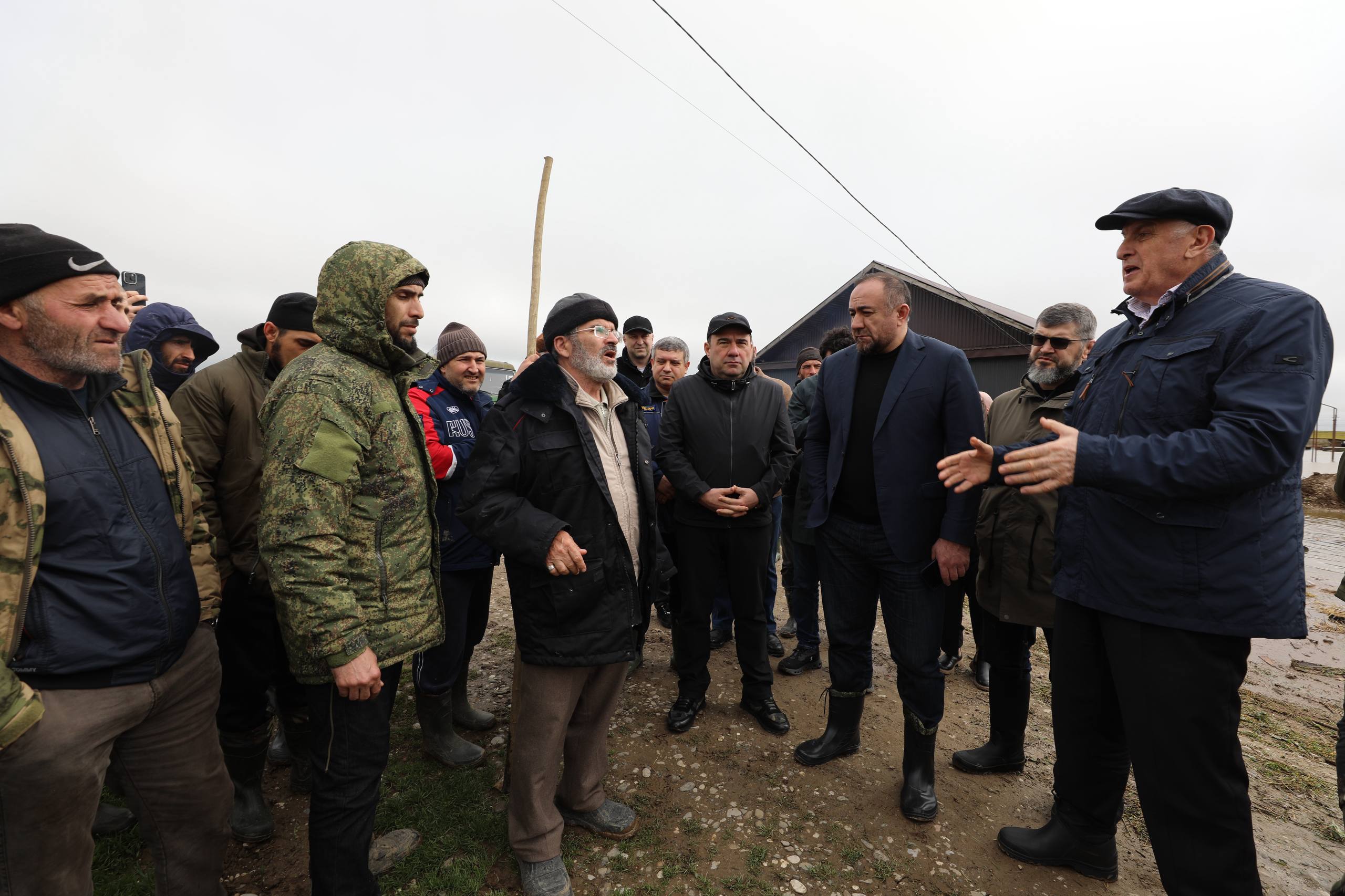 Абдулмуслим Абдулмуслимов осмотрел пострадавшие от паводка территории населенных пунктов в Хасавюртовском районе
