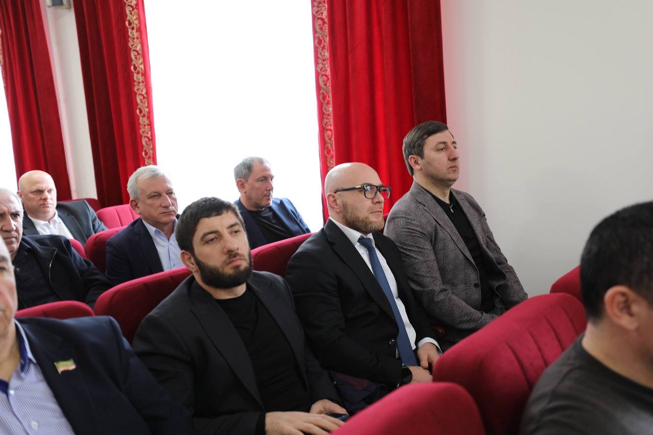 Абдулмуслим Абдулмуслимов провел совещание в Хасавюртовском районе по ситуации с паводком