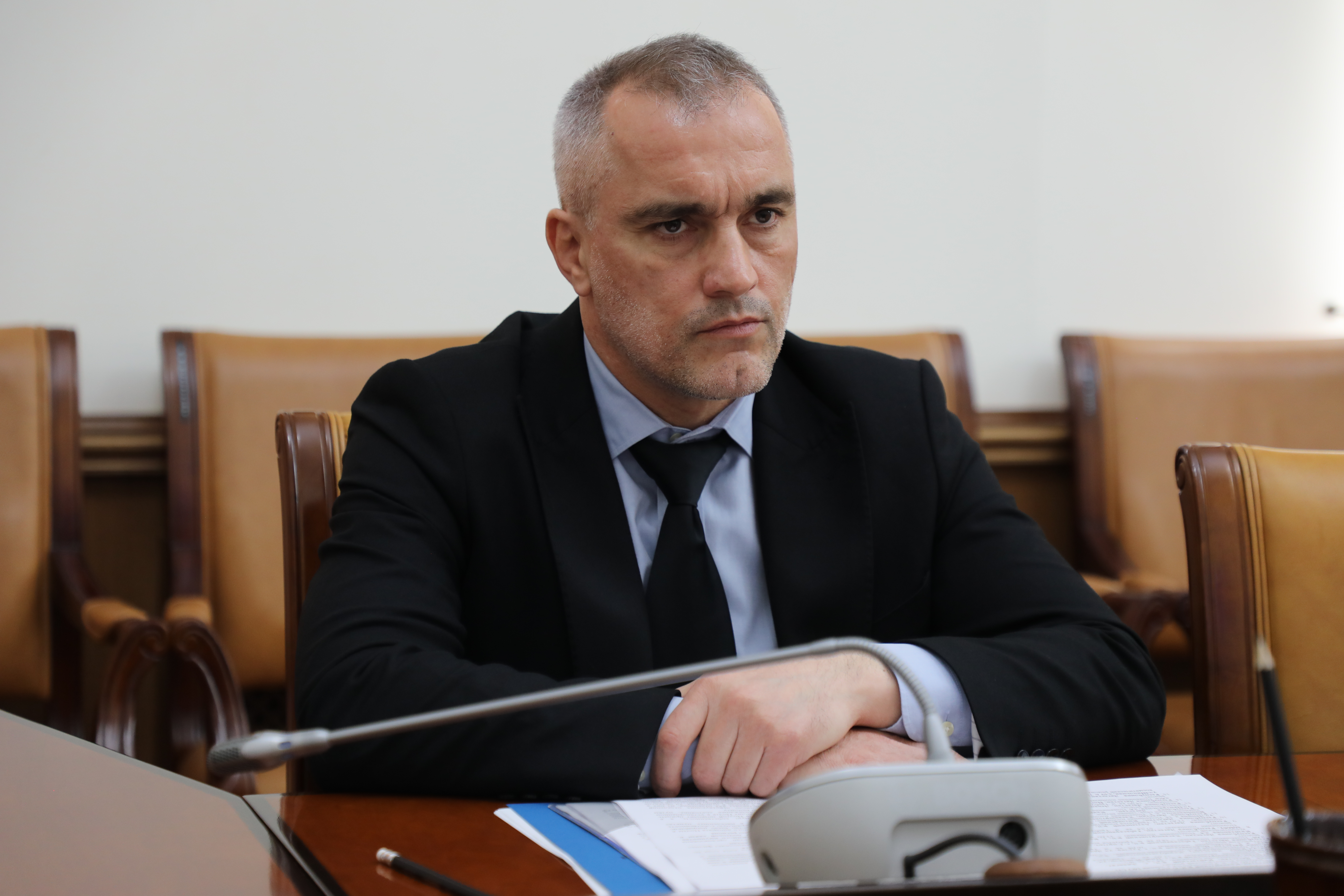 Абдулмуслим Абдулмуслимов провел встречу с директором Управления Федеральной почтовой связи РД Русланом Алибеговым