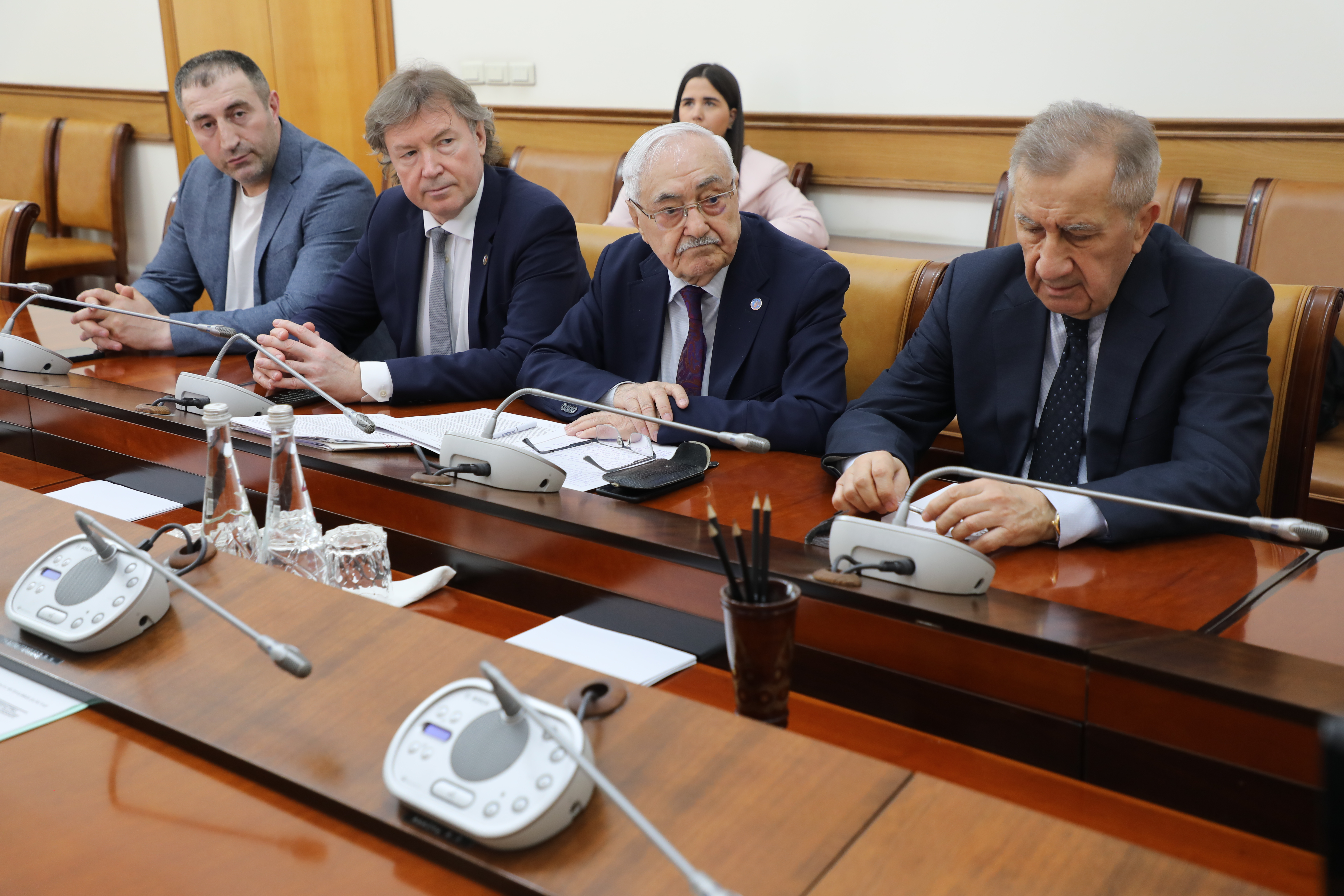 Абдулмуслим Абдулмуслимов провел встречу с представителями Общественной палаты РФ