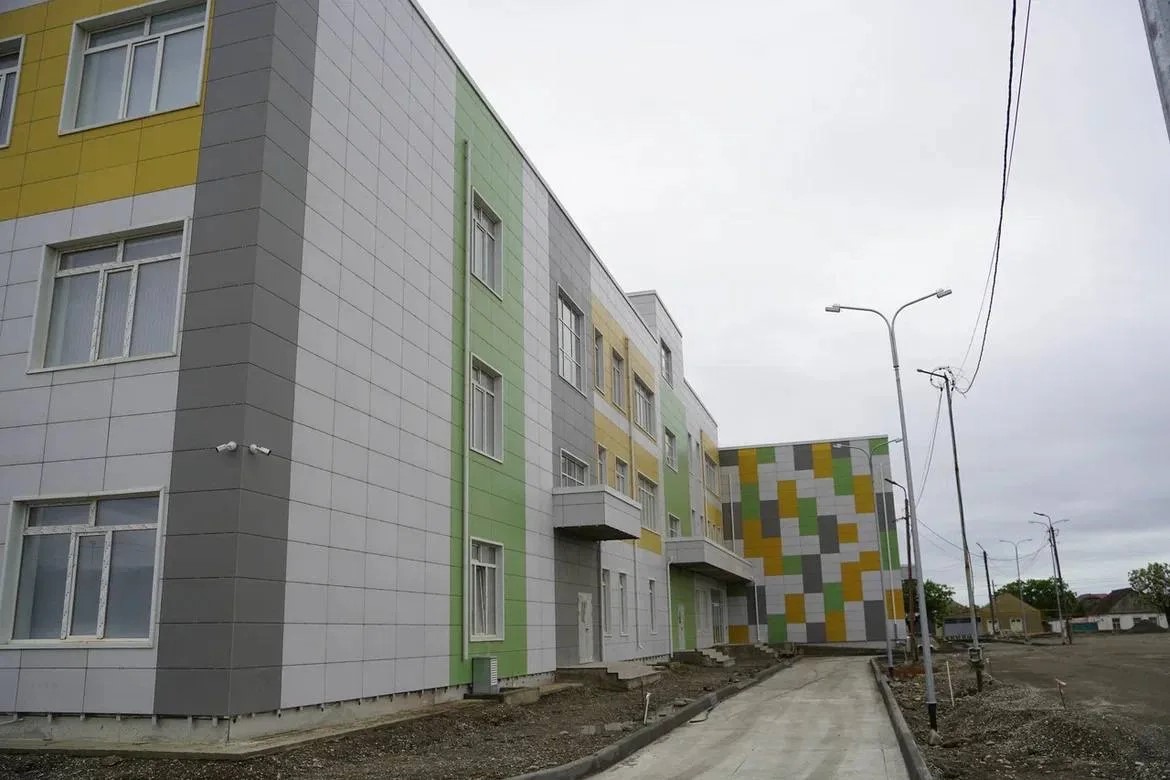 В Хасавюрте и Кизилюрте завершается строительство трех новых объектов образования