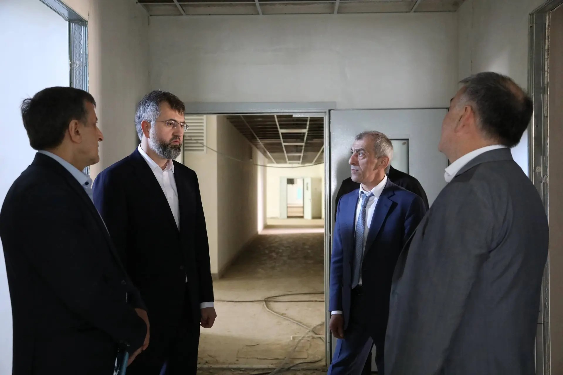 Магомед Рамазанов посетил больницу-долгострой на 300 коек в Избербаше