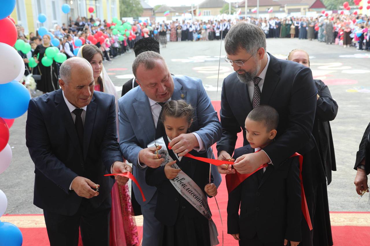 В байрамаульской школе, открытой Владимиром Путиным, прошла первая торжественная линейка