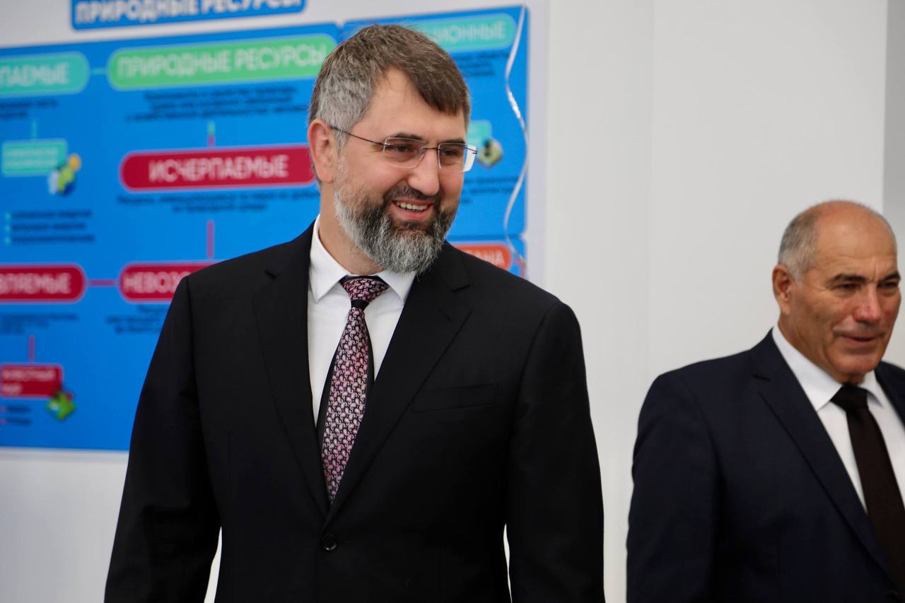 В байрамаульской школе, открытой Владимиром Путиным, прошла первая торжественная линейка