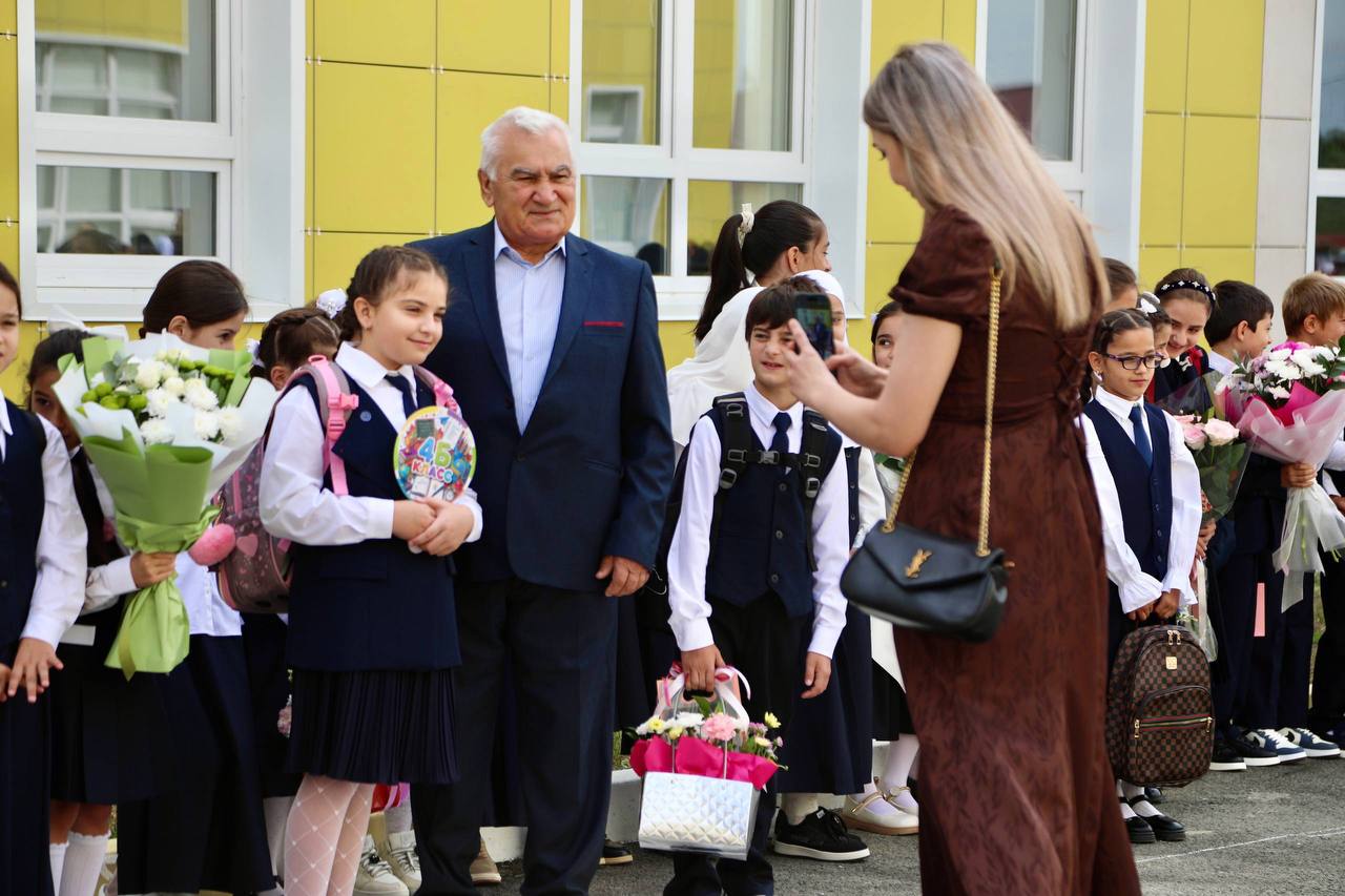 В байрамаульской школе, открытой Владимиром Путиным, прошла первая торжественная линейка