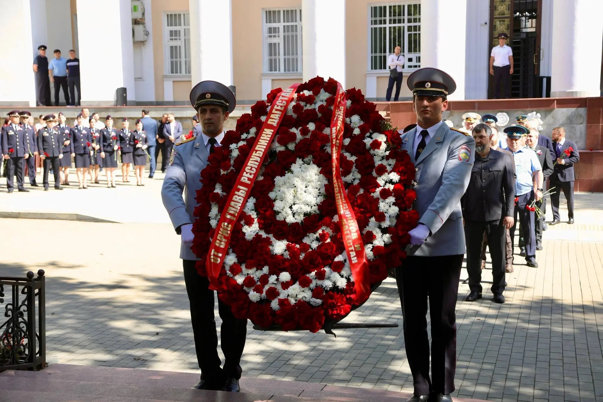 Магомед Рамазанов возложил цветы к мемориалу Славы сотрудников МВД, погибших при исполнении служебного долга