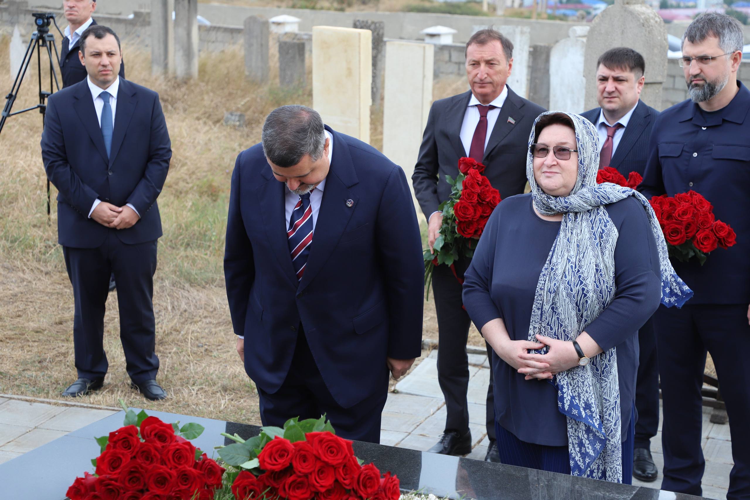 Магомед Рамазанов возложил цветы к могиле Расула Гамзатова на горе Тарки-Тау