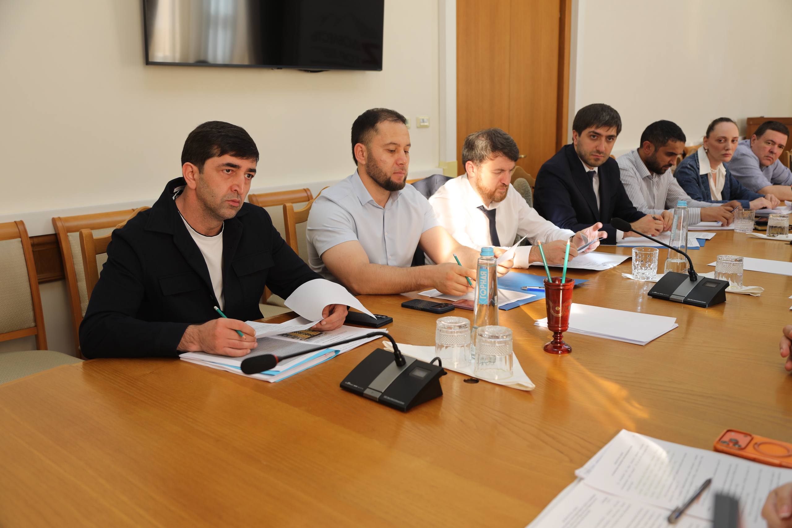 В Правительстве Дагестана обсудили работу по приведению самовольно возведённых МКД в соответствие с требованиями законодательства