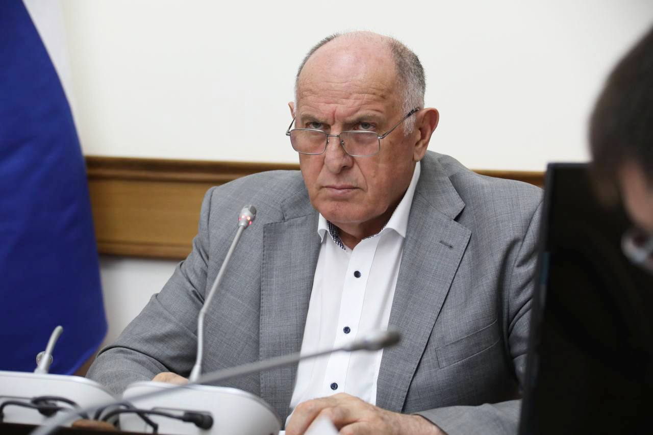 Абдулмуслим Абдулмуслимов провел совещание по актуальным для республики вопросам