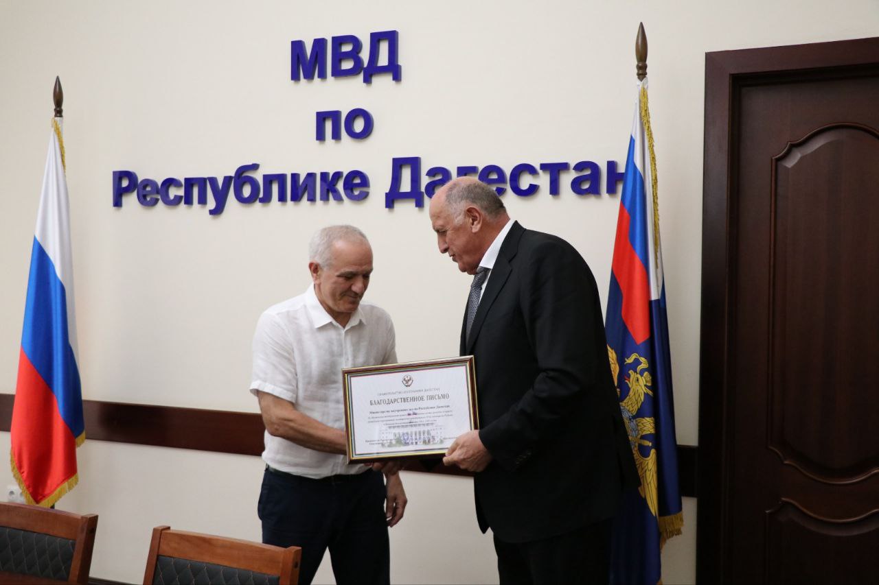 Абдулмуслим Абдулмуслимов вручил награды сотрудникам МВД Дагестана