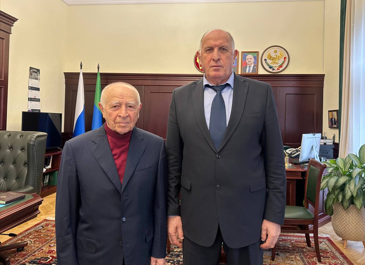 Абдулмуслим Абдулмуслимов поздравил Муху Алиева с 85-летним юбилеем