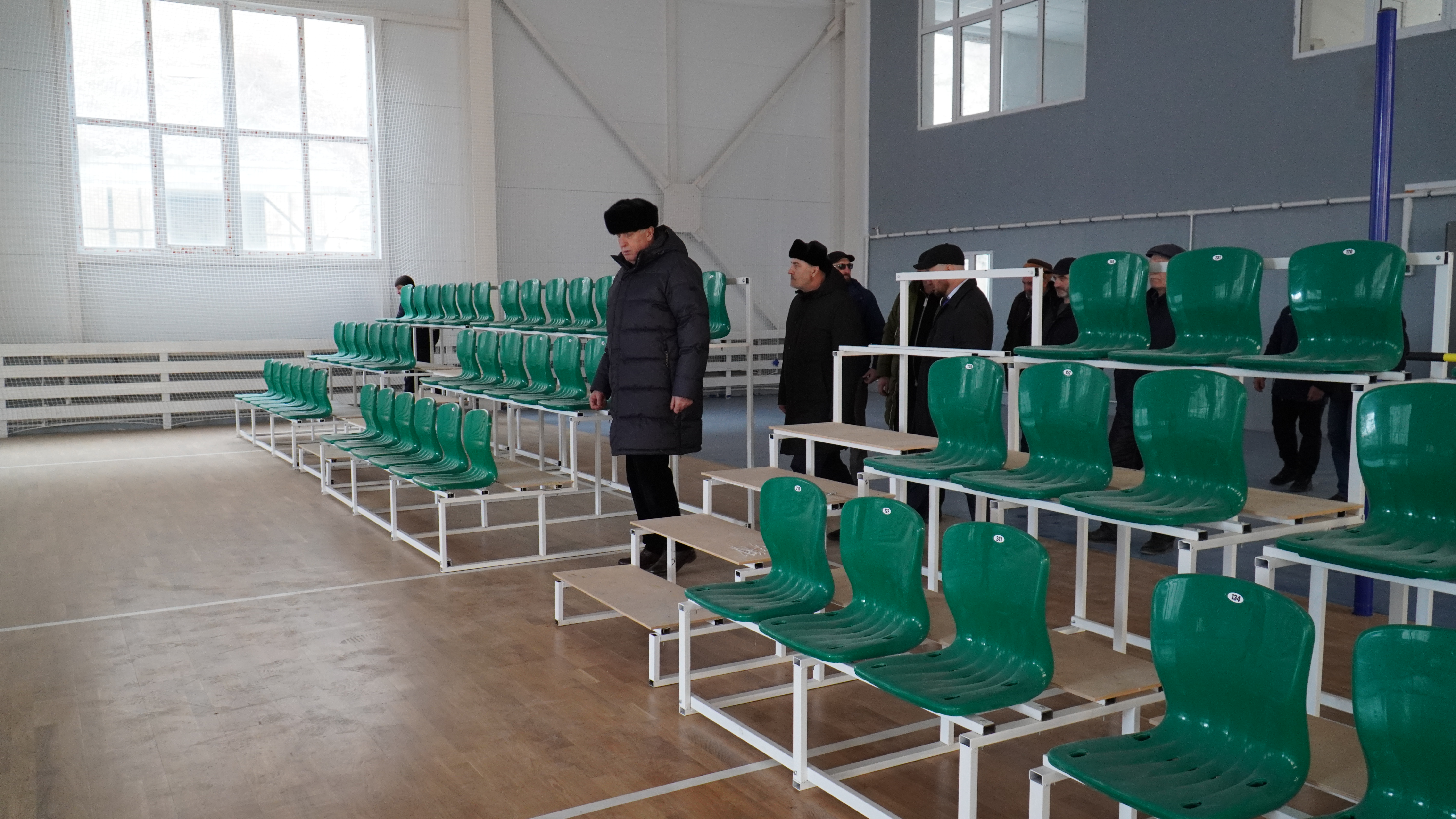 Абдулмуслим Абдулмуслимов осмотрел недостроенный спорткомплекс в Шамильском районе республики