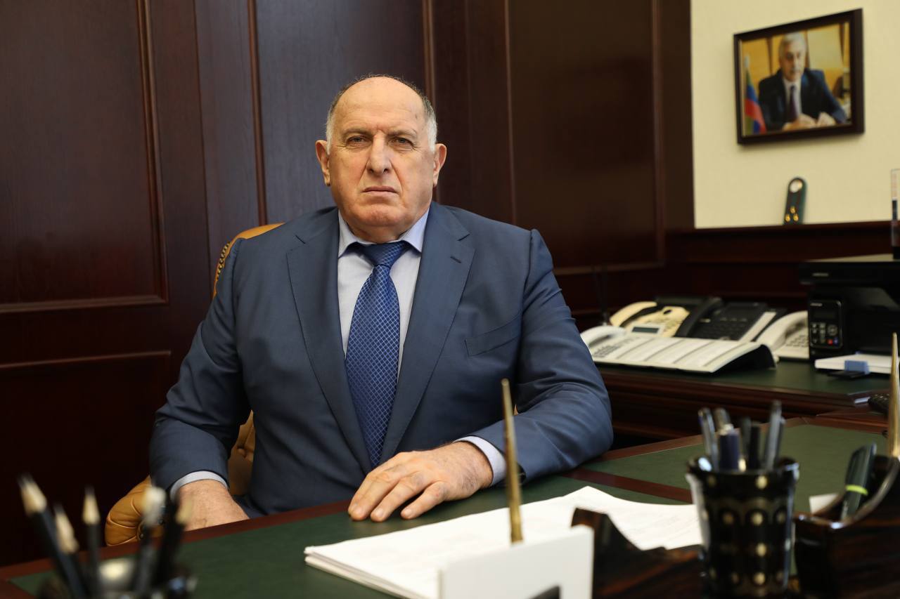 Абдулмуслим Абдулмуслимов поздравил работников ЖКХ Дагестана с профессиональным праздником