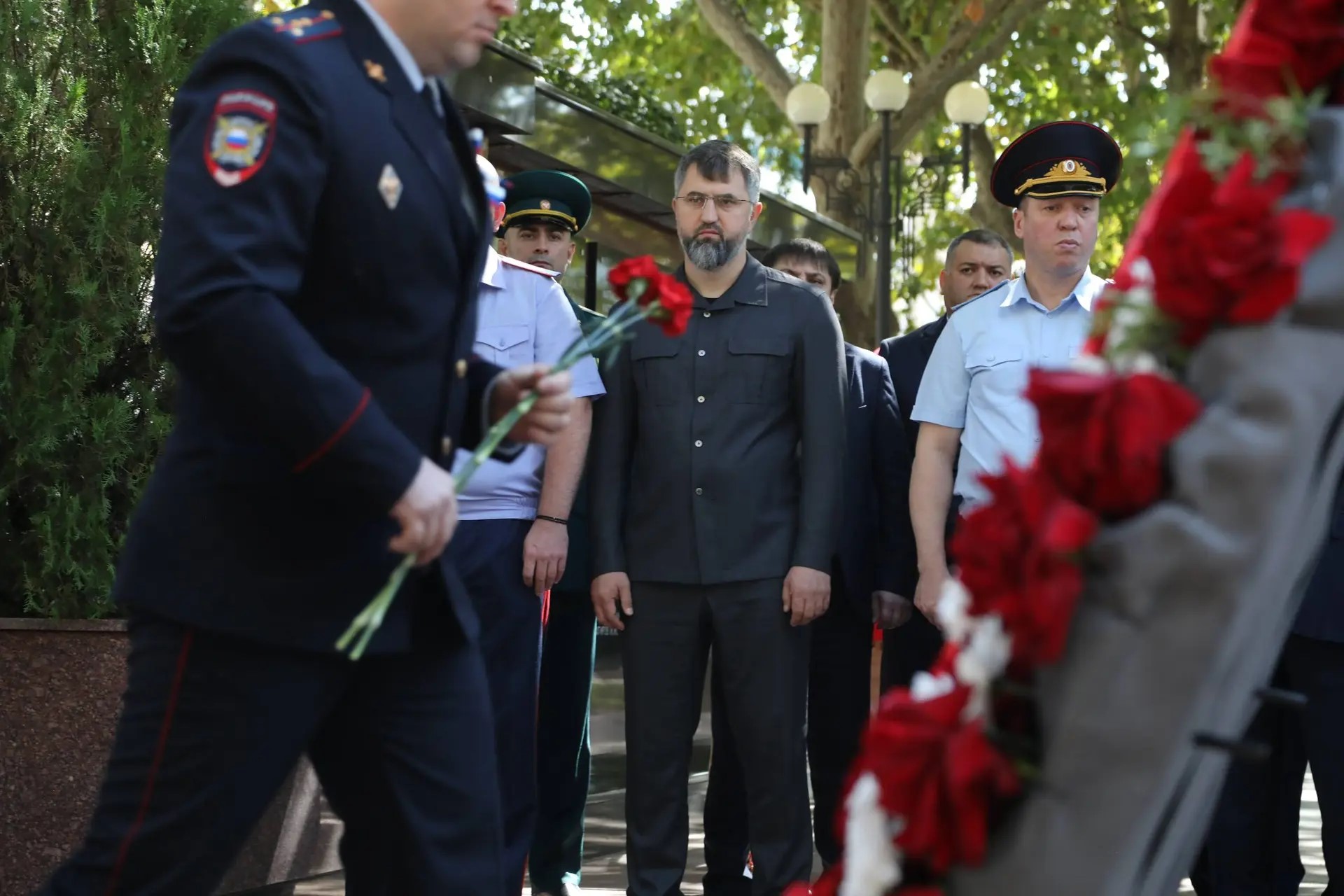 Магомед Рамазанов возложил цветы к мемориалу Славы сотрудников МВД, погибших при исполнении служебного долга