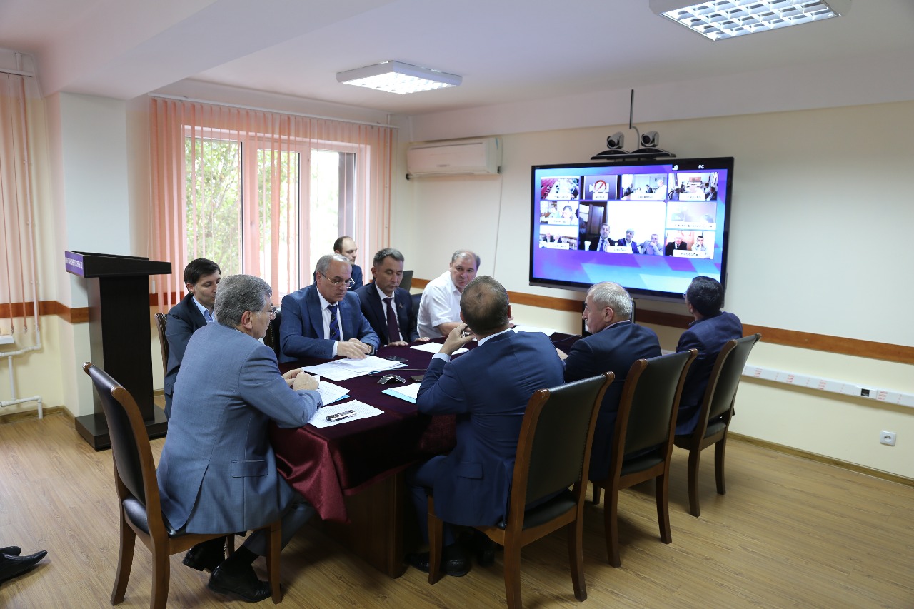 Гасан Идрисов выслушал отчет о выполнении проекта «Формирование комфортной городской среды»
