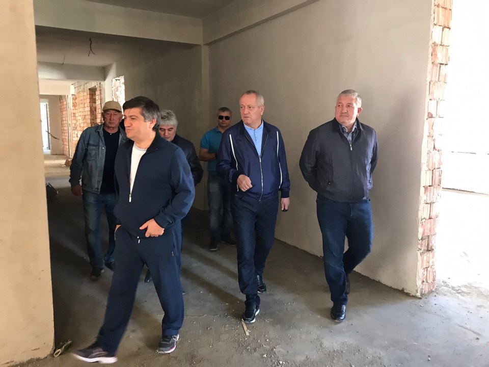 Рамазан Алиев проинспектировал ход строительства дополнительного корпуса школы № 10 в Махачкале