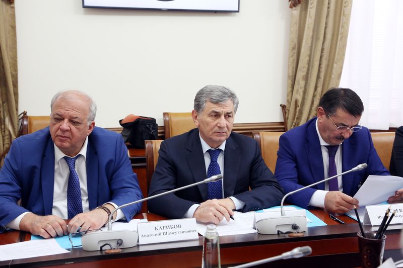 Под руководством Абдусамада Гамидова обсужден ряд актуальных вопросов