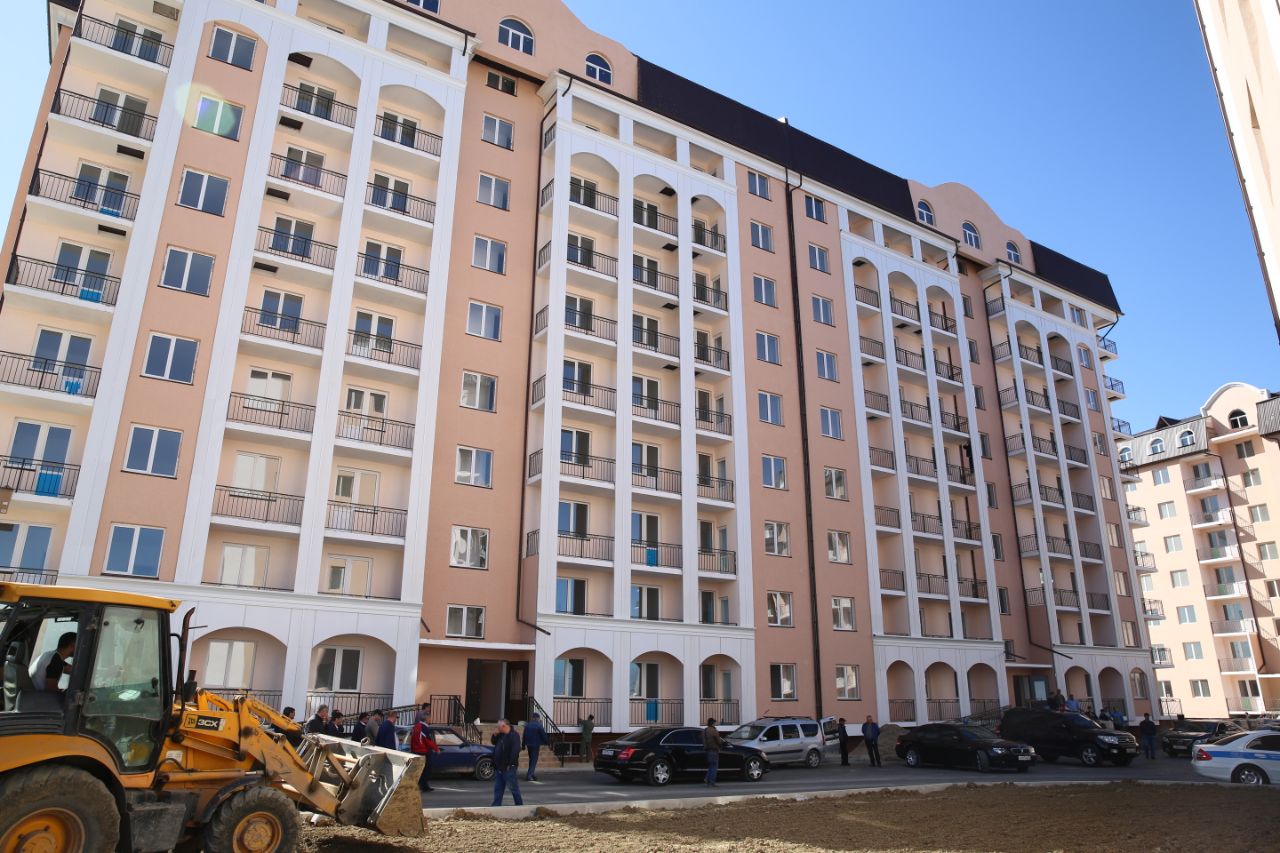 Территория вокруг многоэтажек в микрорайоне «Порт-Петровск» будет благоустроена