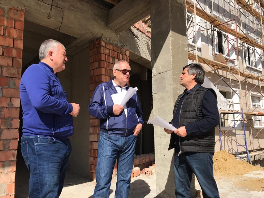 Рамазан Алиев проинспектировал ход строительства дополнительного корпуса СОШ № 10 в Махачкале