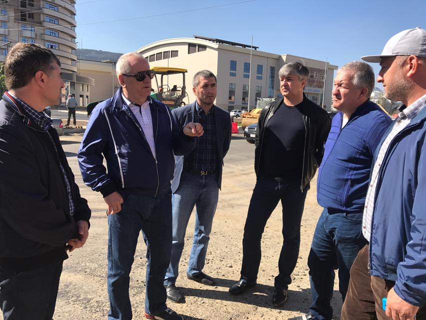 Рамазан Алиев проверил ход ремонта дорог в Махачкале