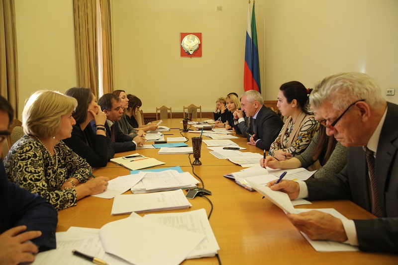 В Правительстве Дагестана обсудили структуру расходных обязательств по госпрограммам в сфере сельского хозяйства и образования.