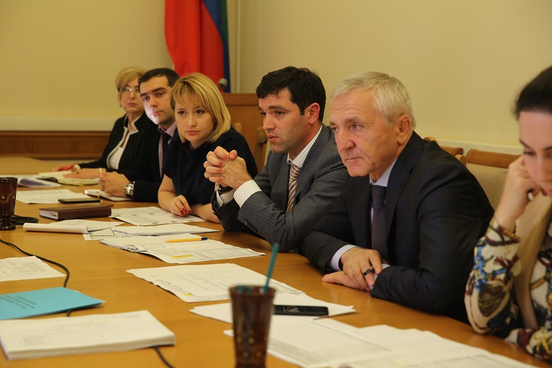 В Правительстве Дагестана обсудили структуру расходных обязательств по госпрограммам в сфере сельского хозяйства и образования.