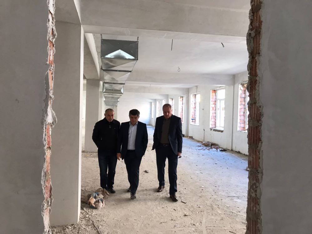Рамазан Алиев проинспектировал ход строительства дополнительного корпуса одной из школ Махачкалы