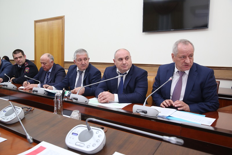 В Правительстве Дагестана обсудили ход реализации приоритетного проекта «Безопасные и качественные дороги»