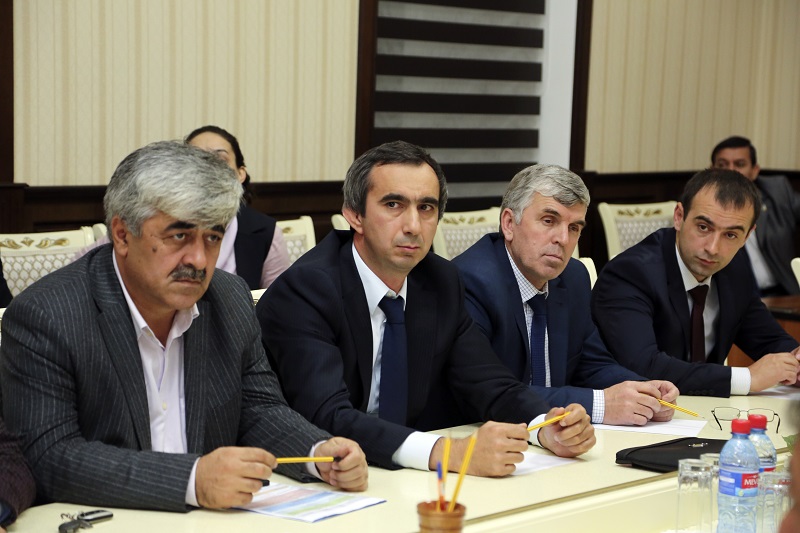 В Дербенте Абдусамад Гамидов осмотрел благоустройство дворов в рамках программы «Формирование комфортной городской среды»