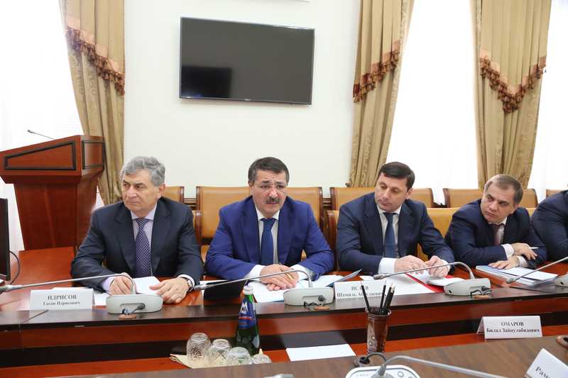 Абдусамад Гамидов провел аппаратное совещание