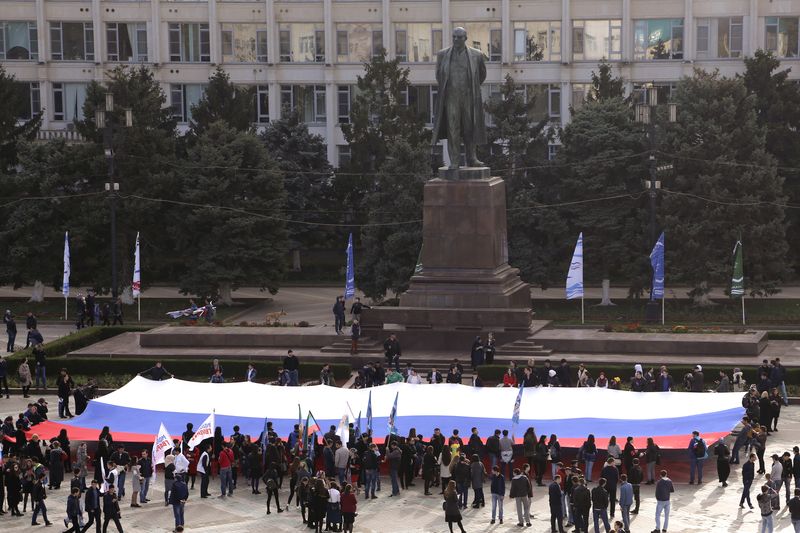 Ко Дню народного единства в Махачкале развернули Государственный флаг России