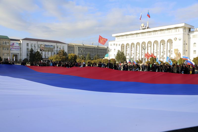 Ко Дню народного единства в Махачкале развернули Государственный флаг России