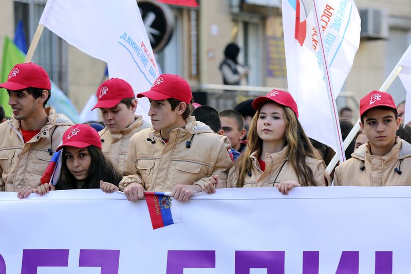 Массовое шествие молодежи под девизами «Я – россиянин», «Я – дагестанец» состоялось в столице республики