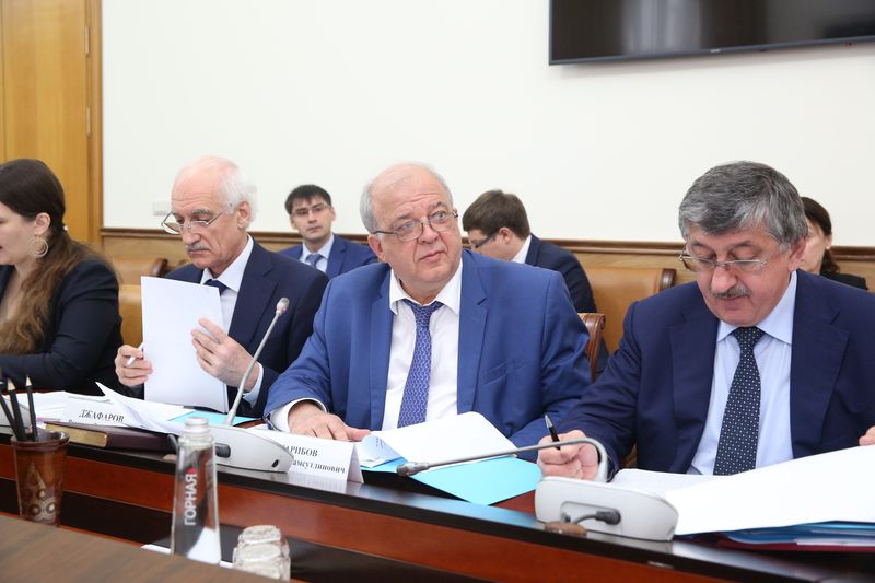 Актуальные вопросы обсуждены под руководством Абдусамада Гамидова в Правительстве Дагестана