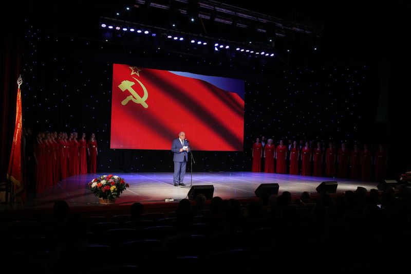 Торжественное собрание по случаю 100-летнего юбилея Великой Октябрьской революции прошло в Махачкале