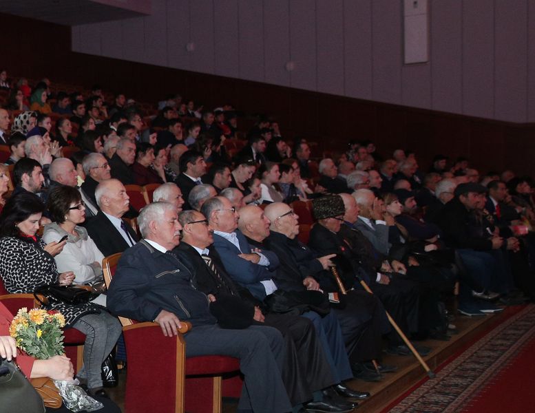Торжественное собрание по случаю 100-летнего юбилея Великой Октябрьской революции прошло в Махачкале