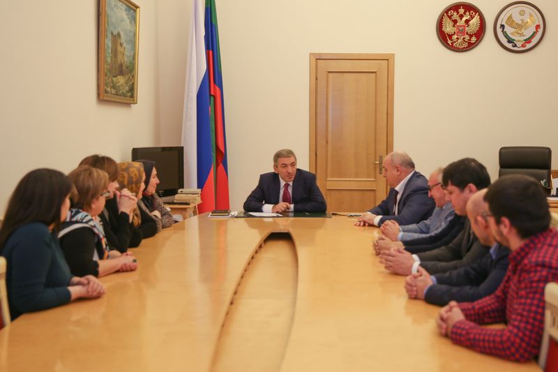 Врио Председателя Правительства Дагестана Абдусамад Гамидов встретился с погорельцами рынка «Дагэлектромаш»