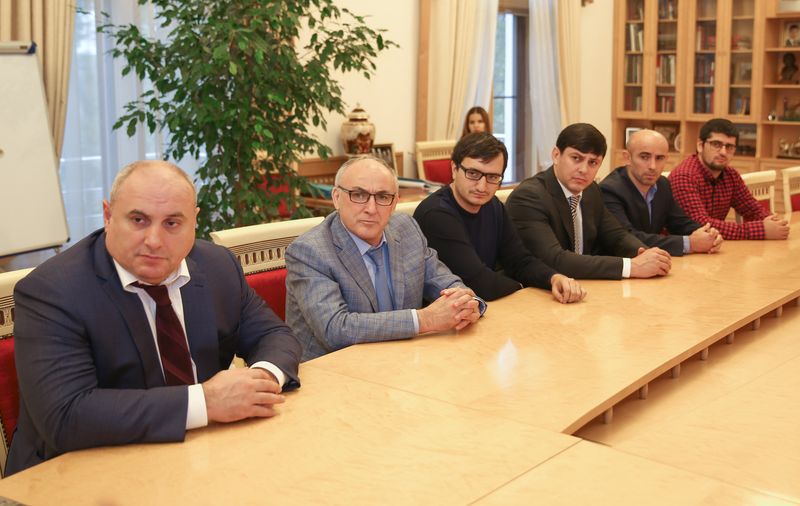 Врио Председателя Правительства Дагестана Абдусамад Гамидов встретился с погорельцами рынка «Дагэлектромаш»
