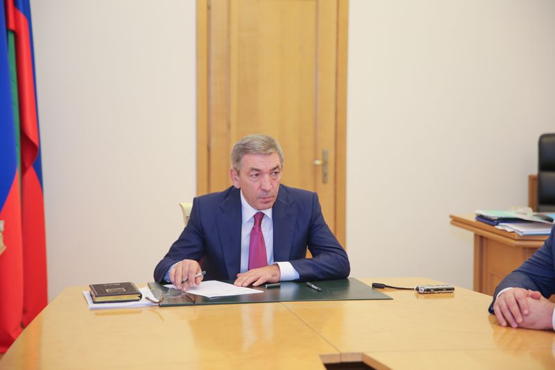 Врио Председателя Правительства Дагестана Абдусамад Гамидов встретился с погорельцами рынка «Дагэлектромаш»